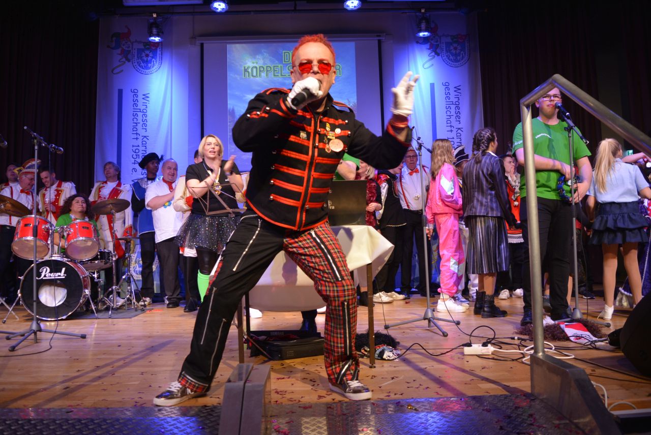 Frank Burkl singt mit vollem Einsatz die "Dornberg Hymne. (Fotos: Wolfgang Rabsch)