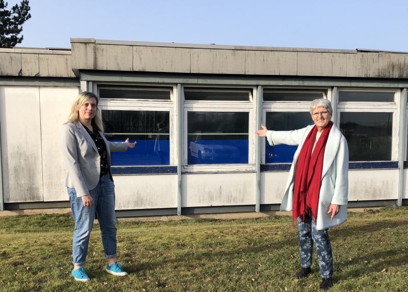 Dieses Umkleidegebude, vor dem Caroline Albert-Woll und Gabi Weber (rechts) stehen, muss erneuert werden, Foto: privat