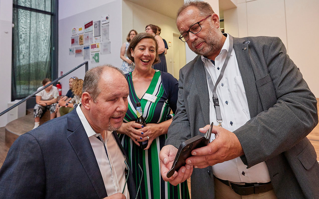 Von links Bernhard Meffert (RC), Katharina Schlag (wfg), Richard Hover (IHK) beim Jahresempfang der Westerwlder Wirtschaft am Raiffeisen-Campus. (Foto: Olaf Nitz)