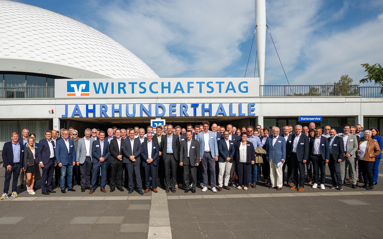Rund 100 Teilnehmer folgten der Einladung der VR Bank RheinAhrEifel und verbrachten einen interessanten Tag in Frankfurt. (Foto: VR Bank RheinAhrEifel/Jan-Erik Burkard)
 