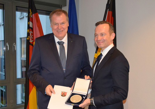 Staatsminister Volker Wissing (rechts) bergab die Wirtschaftsmedaille des Landes an Uwe Reifenhuser. (Foto: IHK) 