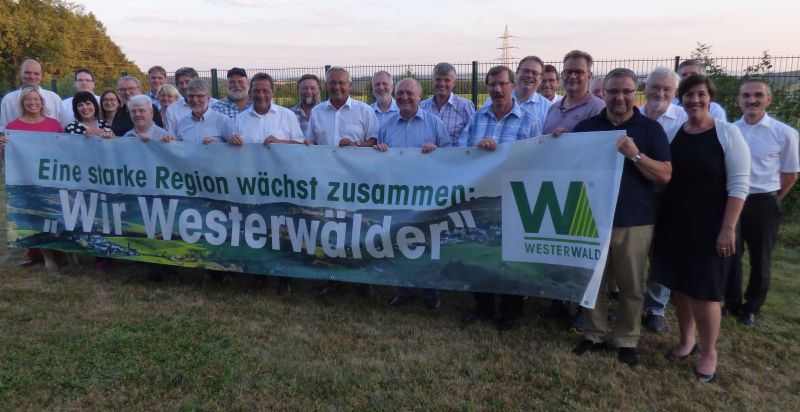 Die drei Landrte Michael Lieber (Altenkirchen), Achim Hallerbach (Neuwied) und Achim Schwickert (Westerwaldkreis) trafen sich mit den Fraktionsvorsitzenden, Beigeordneten, Vorstnden der Sparkassen und den Wirtschaftsfrderern in Linkenbach. Foto. privat

