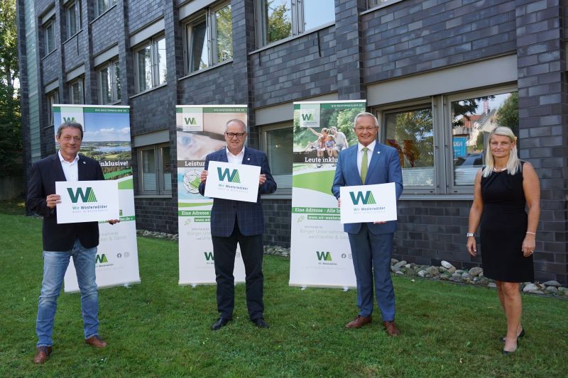 Die Landrte Achim Schwickert, Dr. Peter Enders und Achim Hallerbach prsentieren das Heimatsiegel. Rechts: Vorstndin Sandra Kster. Foto: privat