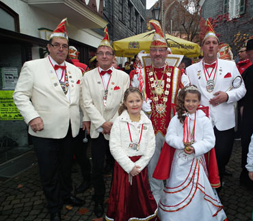 Prinz Michael II. und Kinderprinzessin Larice I. sowie Sitzungsprsident Jrgen Thielmann (links) laden zur klschen Nacht ins Kulturwerk Wissen ein. Foto: Regina Steinhauer