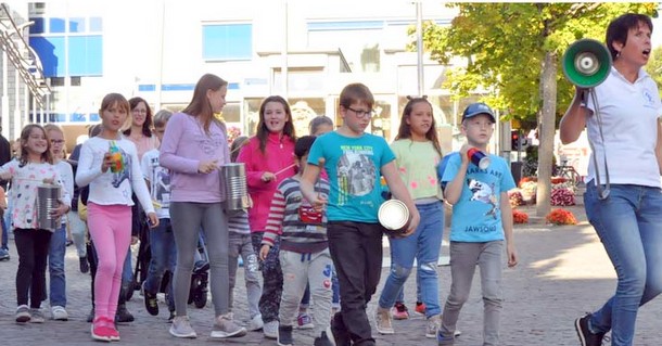 Weltkindertag in Altenkirchen: Abschlieend fand eine Demonstration fr die Kinderrechte statt. (Foto: kk)