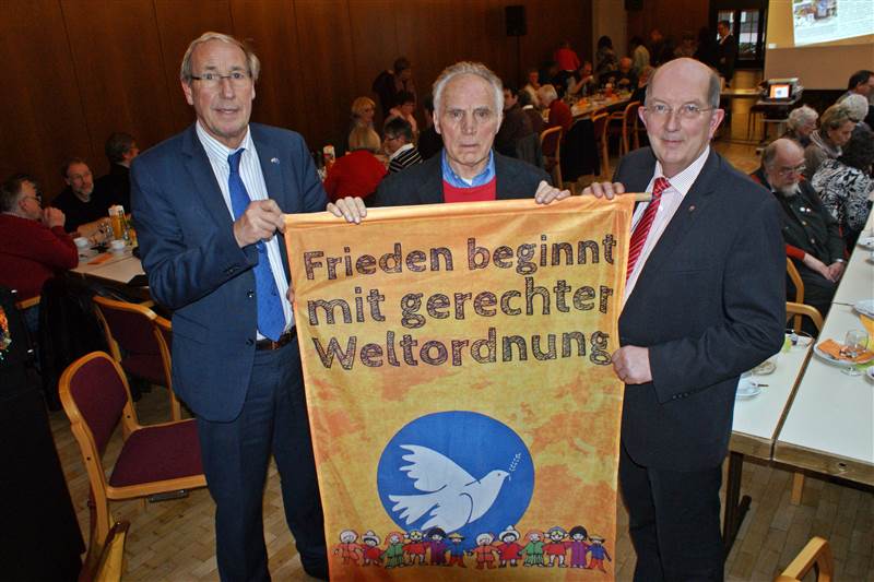 Im Barbarasaal der Betzdorfer Stadthalle wrdigten zahlreiche Gastredner 20 Jahre Weltladen. Mit dabei waren unter anderem der Europaabgeordnete Norbert Neuser (SPD; links) und der Landtagsabgeordnete Michael Wschenbach (CDU) - und natrlich das Gesicht des Weltladens: Hermann Reeh (Mitte). Foto: ddp