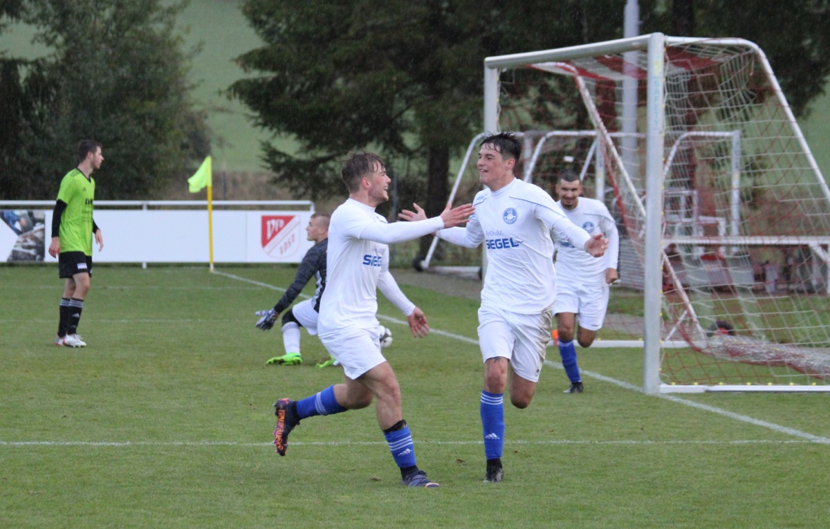 Frigyes Tanczos nach seinem ersten Tor fr die JSG mit Romeo Raneck. (Foto: Verein)