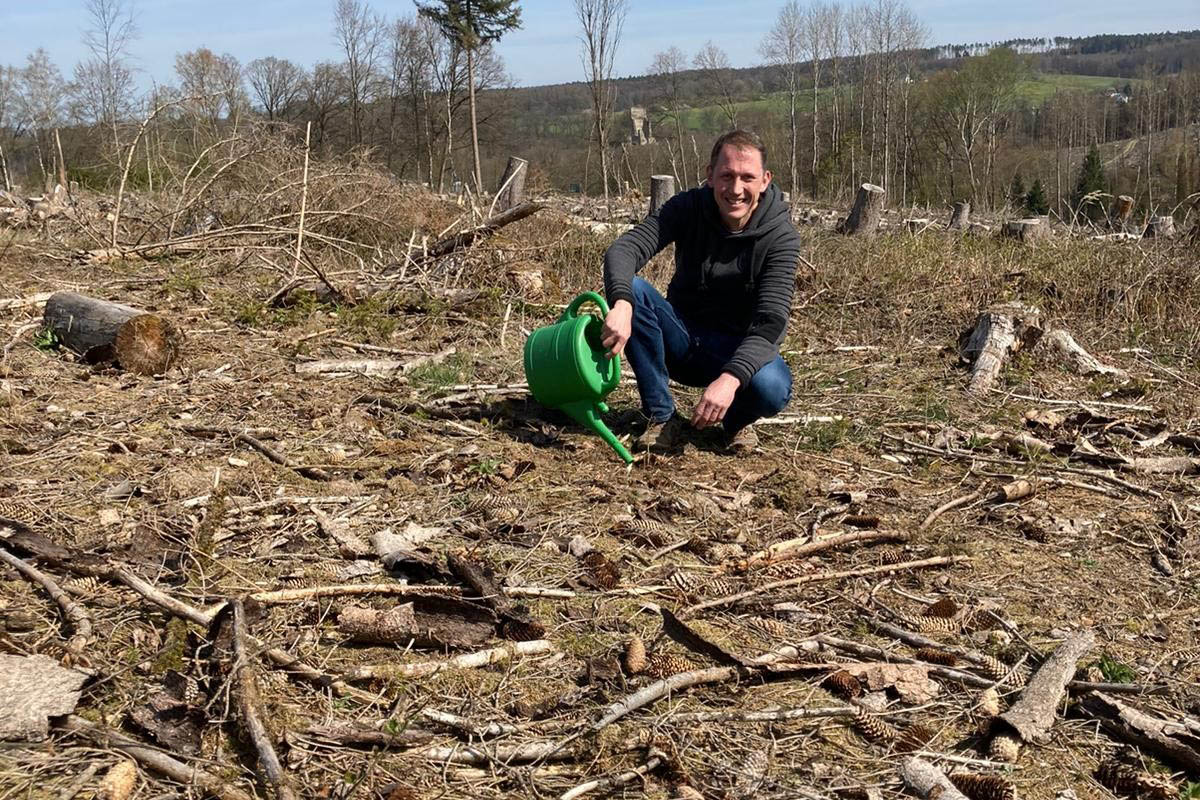 Aufgrund der Trockenheit im Mrz und April wurden die Pflanzen bewssert. (Foto: Volker Pietsch)