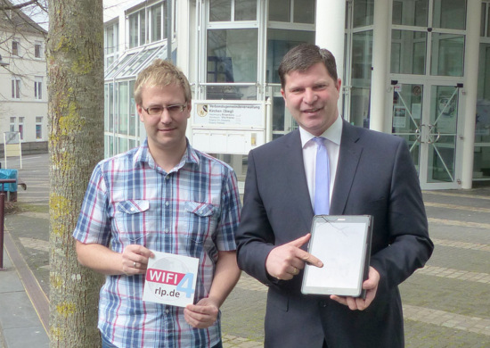 Kirchens Brgermeister Maik Khler (rechts) und IT-Mitarbeiter Marcus Feist berichten ber das freie Internet im Rathaus. (Foto: Verbandsgemeinde Kirchen) 