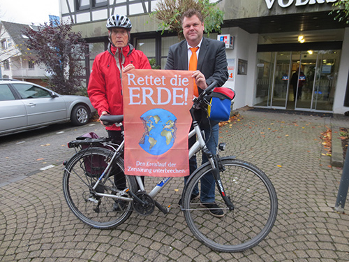 Von Gebhardshain aus startet Hermann Reeh seine Tour zu Misereor nach Aachen. Die Gebhardshainer Volksbank vertreten von Vorstand Manuel Weber, zahlt fr jeden gefahrenen Kilometer einen Euro. Foto: privat