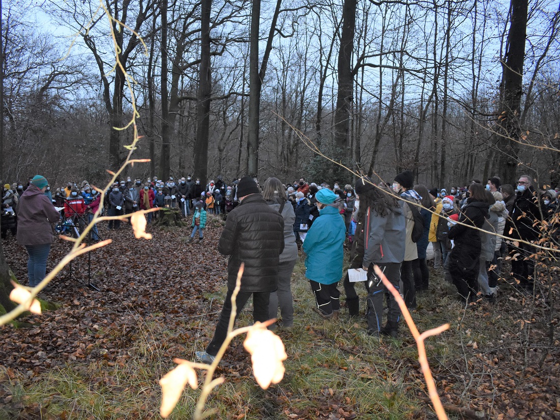 Viele Gläubige versammelten sich im Wald. (Alle Fotos: Wolfgang Rabsch)