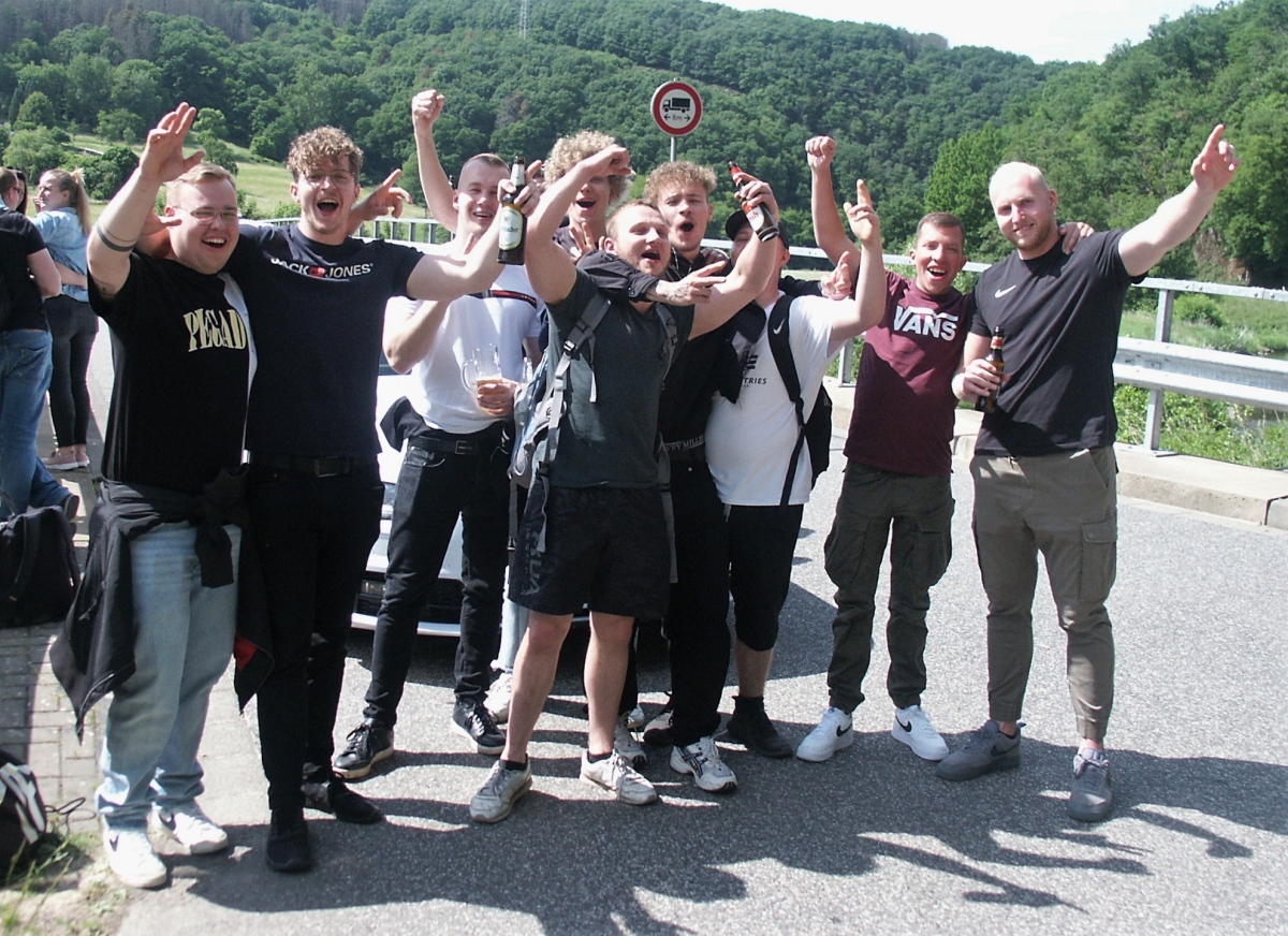 Am Vatertag zogen Wandergruppen wieder gut gelaunt durch den Kreis Altenkirchen. (Foto: Bernhard Theis)