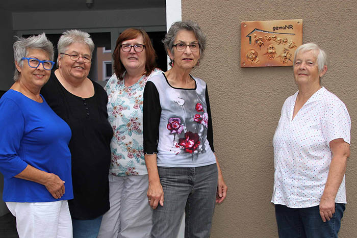 Der gewoNR e.V. Vorstand (v.l.) Maria Wagner, Irmgard Grose, Dorothee Flck, Hildegard Luttenberger und Ute Steffen neben ihrem Schild. Foto: pr