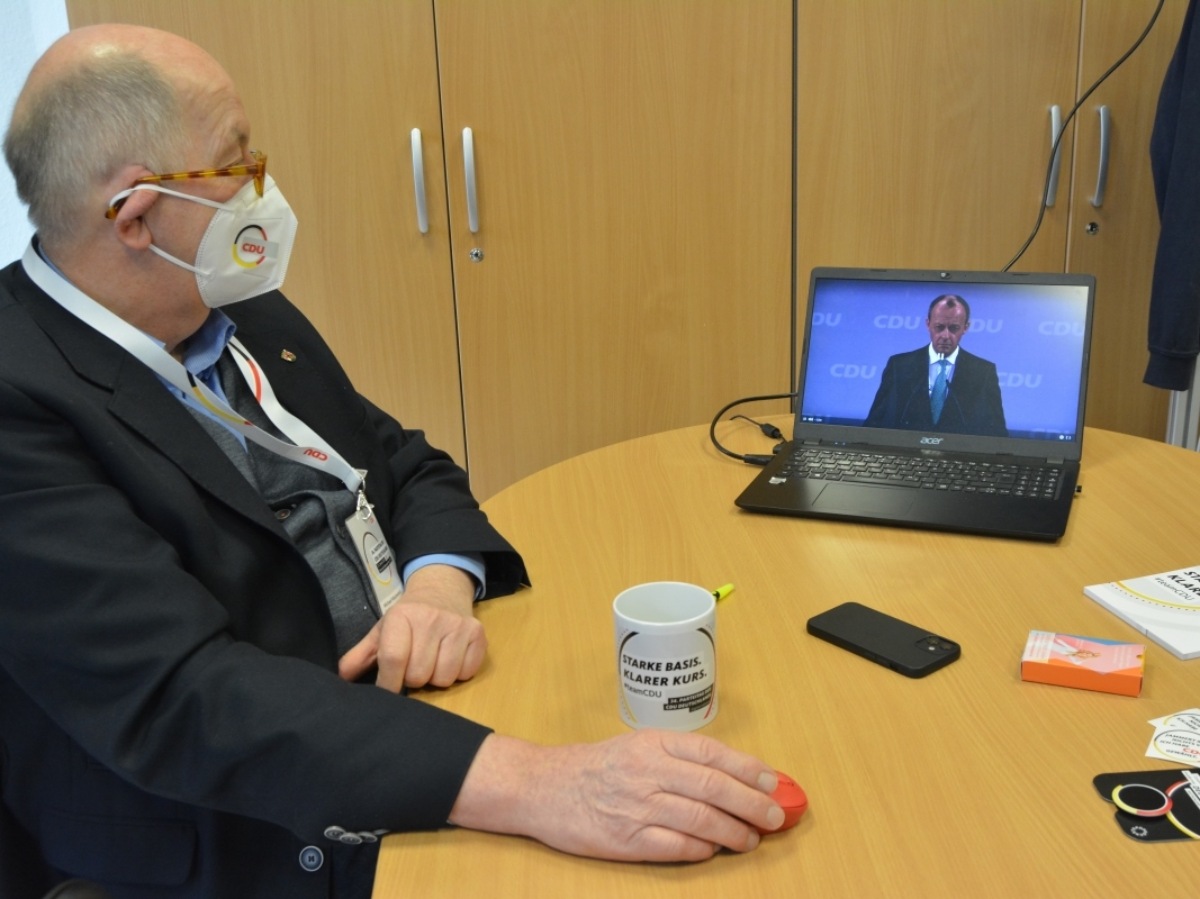 CDU-Kreisvorsitzender Michael Wschenbach nahm in der Kreisgeschftsstelle in Betzdorf am digitalen Bundesparteitag teil. Friedrich Merz spricht hier zu den Delegierten. (Fotos: tt)