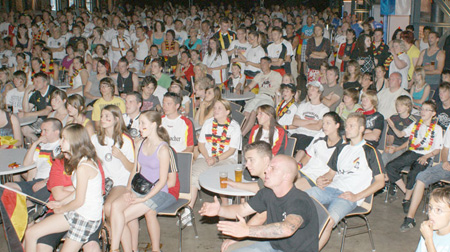 Es geht wieder los: Mit dem Start der Fuball-Weltmeisterschaft gibt es jede Menge Public Viewings in der Region. Die Kuriere erstellen eine bersicht. (Foto: Archiv AK-Kurier) 