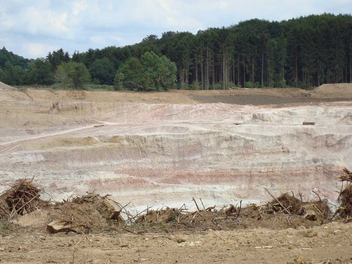 Themenweg Ton "Blaue Route": Wo ein Kratersee verschwand und die tiefste Grube liegt