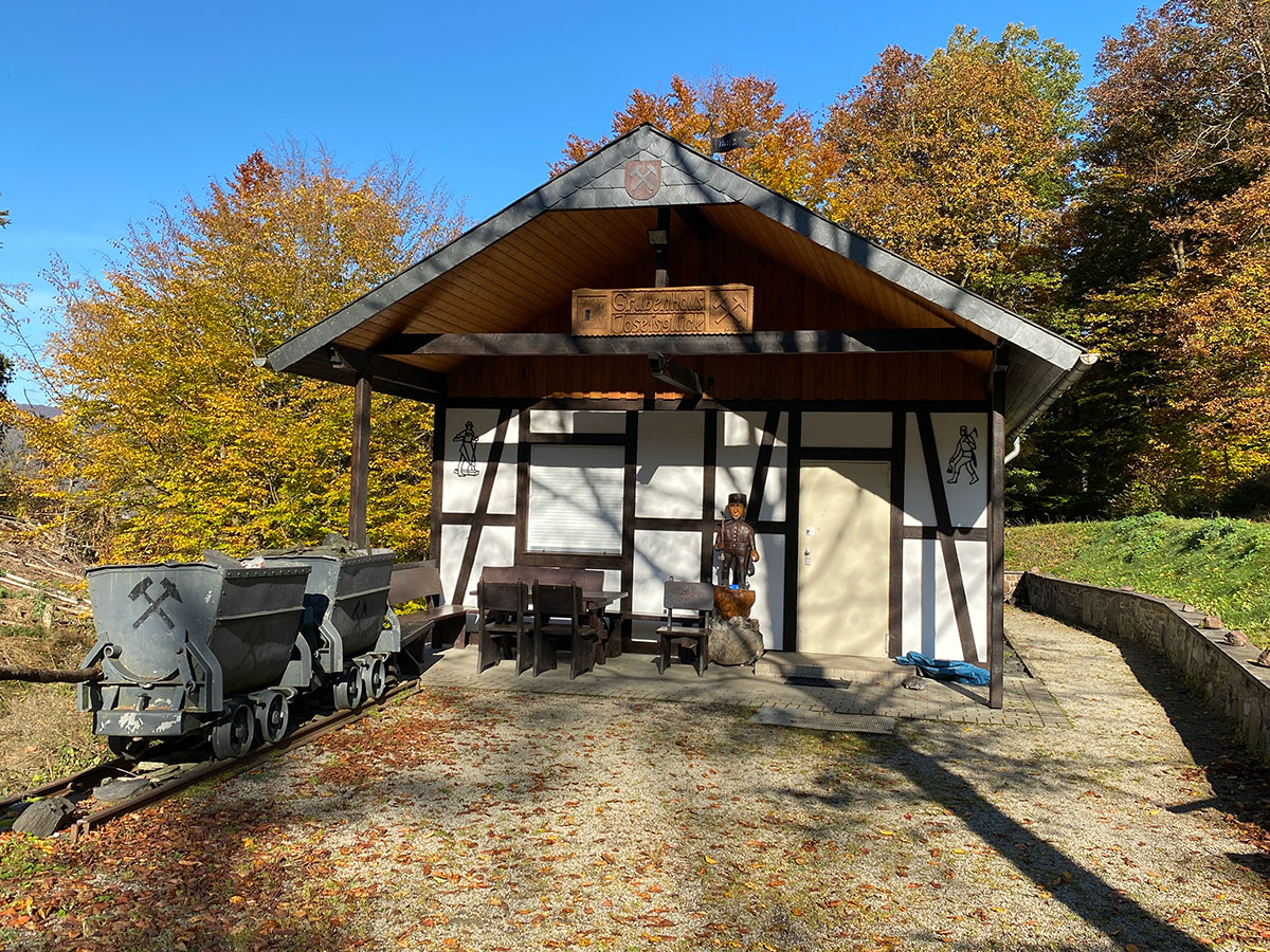 W�ller Tour Grubenweg Brachbach: Schiefer, Erz und Licht unter Tage
