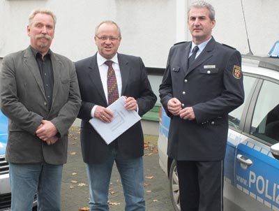 Zum Informationsgesprch trafen sich in Altenkirchen Kriminalhauptkommissar Jrgen Kugelmeier, MdL Dr. Peter Enders und Polizeidirektor Karlheinz Maron, Neuwied (von links)