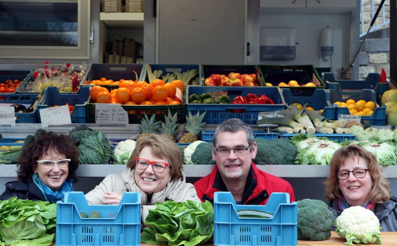 Die Kpfe im und hinter dem Wochenmarkt gehren (v.l.n.r.): Beate Schrder, Brigitte Dth, Ulrich Gilles und Brigitte Eisenmenger-Finke. Foto: privat