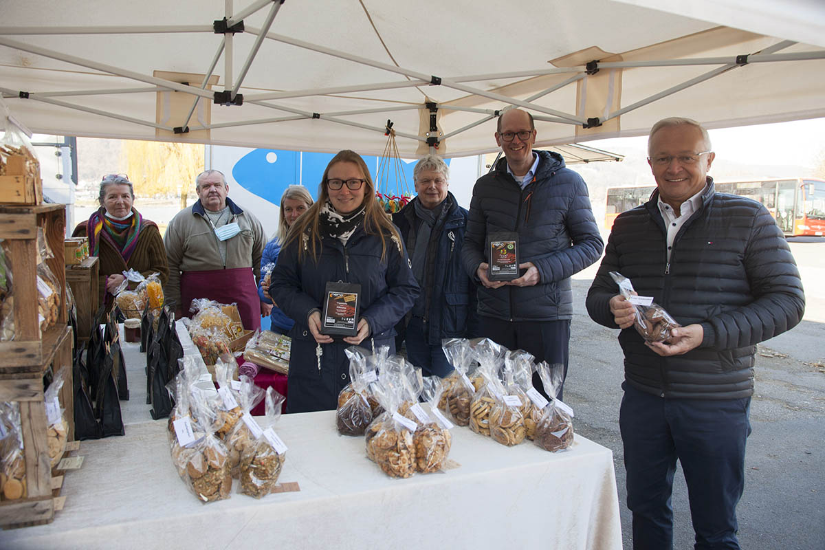 Wochenmarkt am Rheinufer in Bad Hnningen