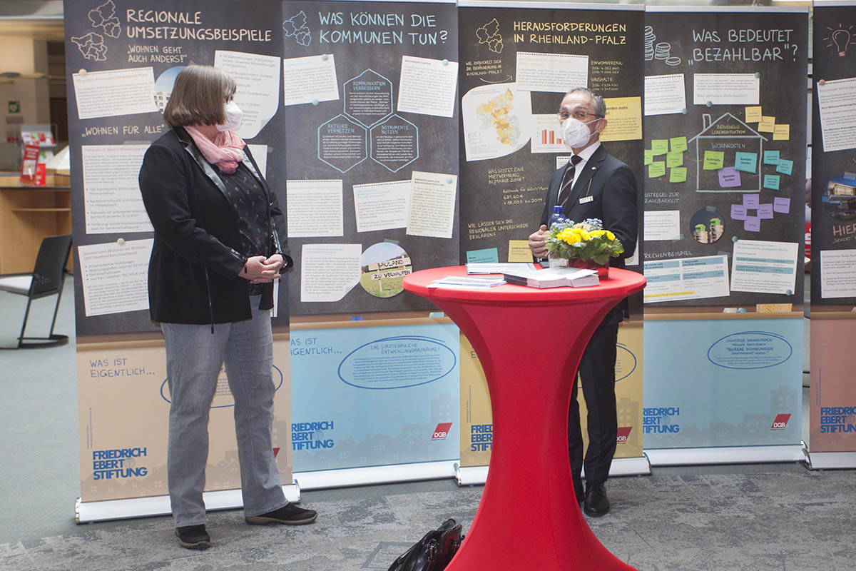 Edith Sauerbier fhrte durch die Veranstaltung. Vorstand Dr. Hermann-Josef Richard begrte die Diskussionsrunde. Fotos: Wolfgang Tischler  