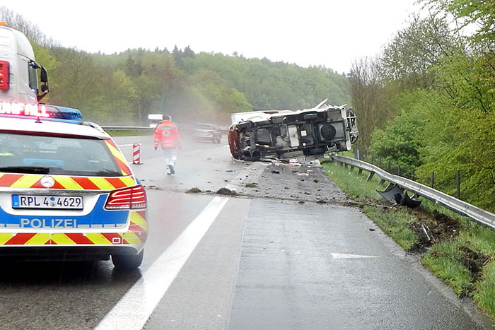 Wohnmobil umgekippt  Fahrer verletzt