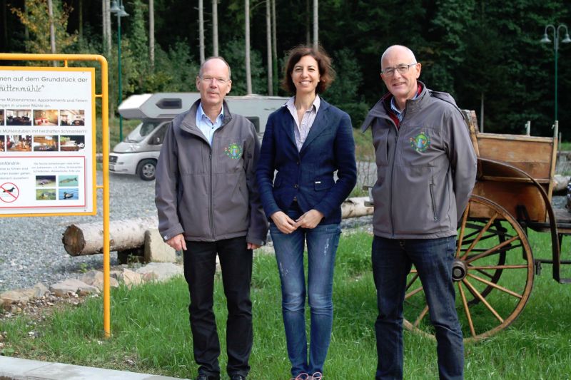 Von links: Brgermeister Thilo Becker, Eigentmerin Malika Jakobs und Touristiker Markus Strher am neuen Wohnmobilepark. Foto: privat