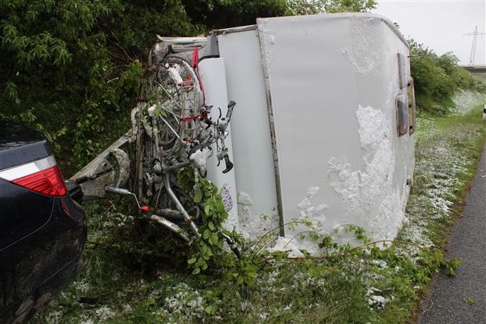 Gespann touchiert, Wohnwagen umgekippt, vier leicht Verletzte 