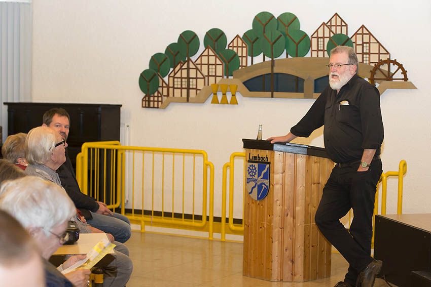 Ganz spontan, ohne Bildmaterial aber sehr profund gestaltete Dr. Frank Wrner einen Informations- und Diskussionsvortrag ber Wlfe. Fotos: Helmi Tischler-Venter