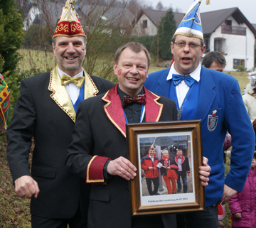 Ortsbrgermeister Wolfgang Wrden (Mitte) erhielt fr die freiwillige Aufgabe ein Geschenk. Fotos: Helga Wienand