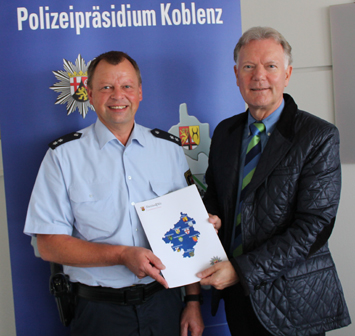 Polizeioberkommissar Wolfgang Wrden (links) erhielt groes Lob von Polizeiprsident Wolfgang Fromm. Foto: Polizei