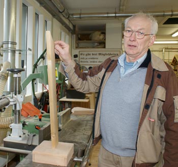 \"Ich musste noch mal etwas Neues machen\", lachte Klaus Wolsing beim Besuch der Werkstatt in Birken-Honigsessen. Fotos: Helga Wienand-Schmidt