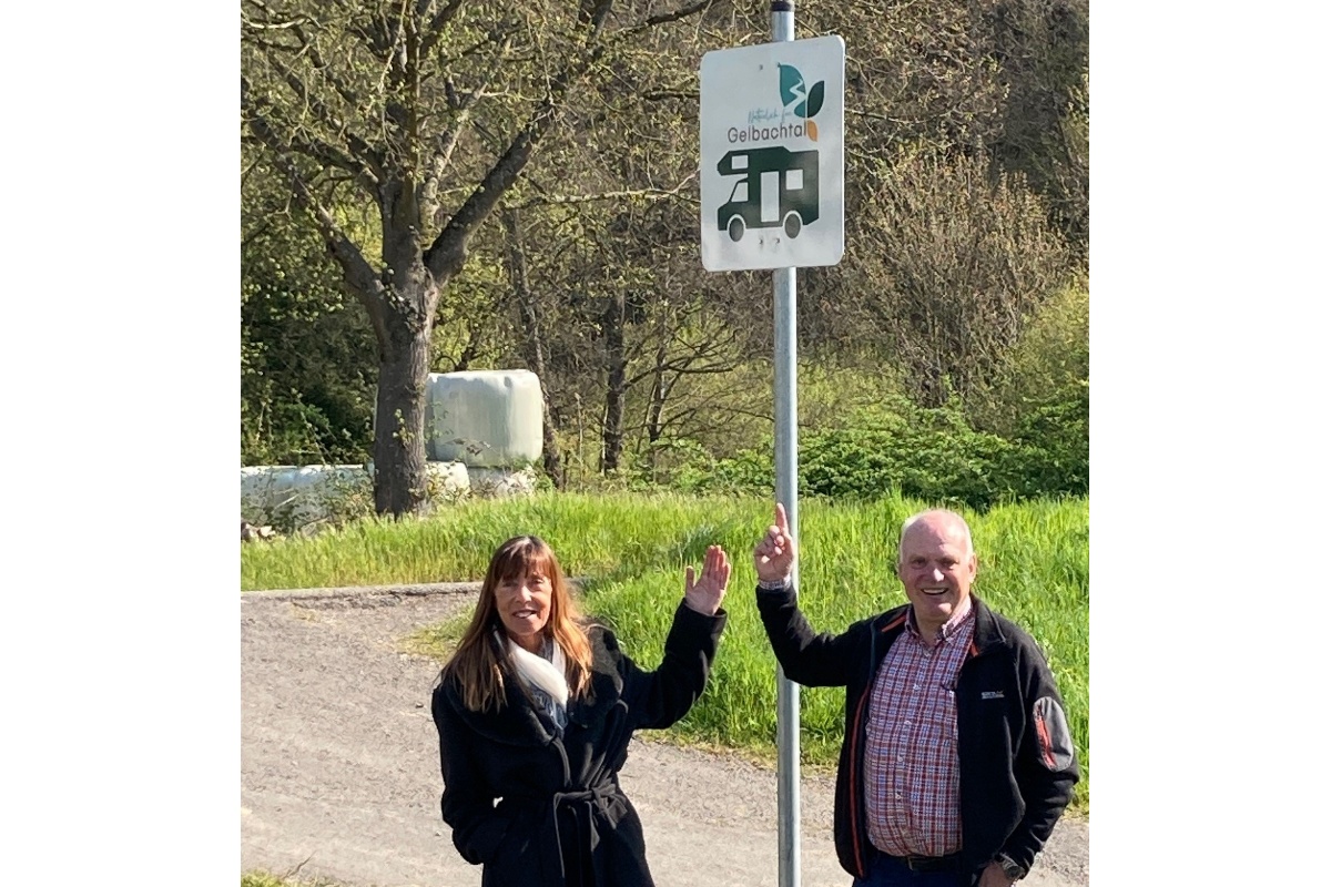 Auch in Montabaur-Ettersdorf auf dem Parkplatz neben dem Dorfgemeinschaftshaus ist ein neuer Stellplatz fr Wohnmobile ausgewiesen worden. Stolz weisen Ortsvorsteher Karl Ortseifen und Projektleiterin Karin Maas auf das Schild. (Bild: VG Montabaur / Christoph Kuhl)