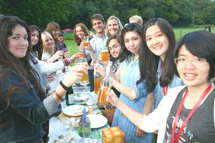 Ein Prosit auf das gelungene zweiwchige Work-Camp im Hammer Freibad. Fotos: Rolf-Dieter Rtzel