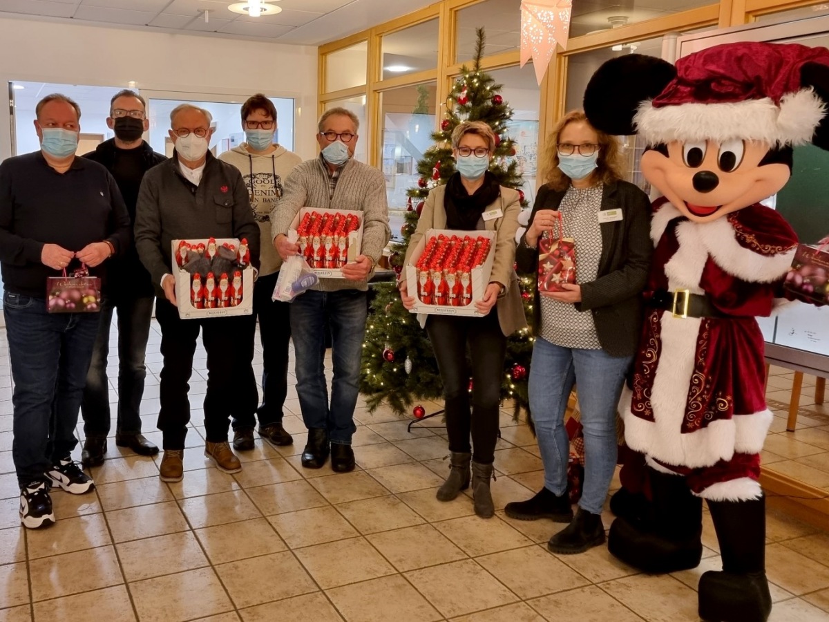 Wie in den Jahren zuvor hatte der Frderverein pnktlich zum Nikolaustag an alle 103 Bewohner im Alten- und Pflegeheim Haus Mutter Teresa in Niederfisch Weihnachtsprsente berbracht.