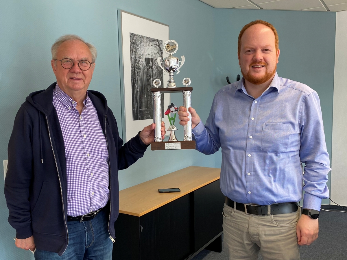 Klaus-Jrgen Griese (Sportbeauftragter VG Kirchen), der neue Wanderpokal und Brgermeister Andreas Hundhausen. (Foto: Sportbeauftragter) 