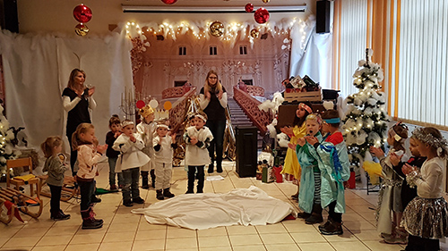 Der Willrother Nachwuchs glnzte bei dem Kindermusical: "Schneeflckchen aufgewacht", das Erzieherinnen der Kita Burgmuse Krunkel-Epgert mit ihren Kindern einstudiert hatten. Fotos: Rolf Schmidt-Markoski