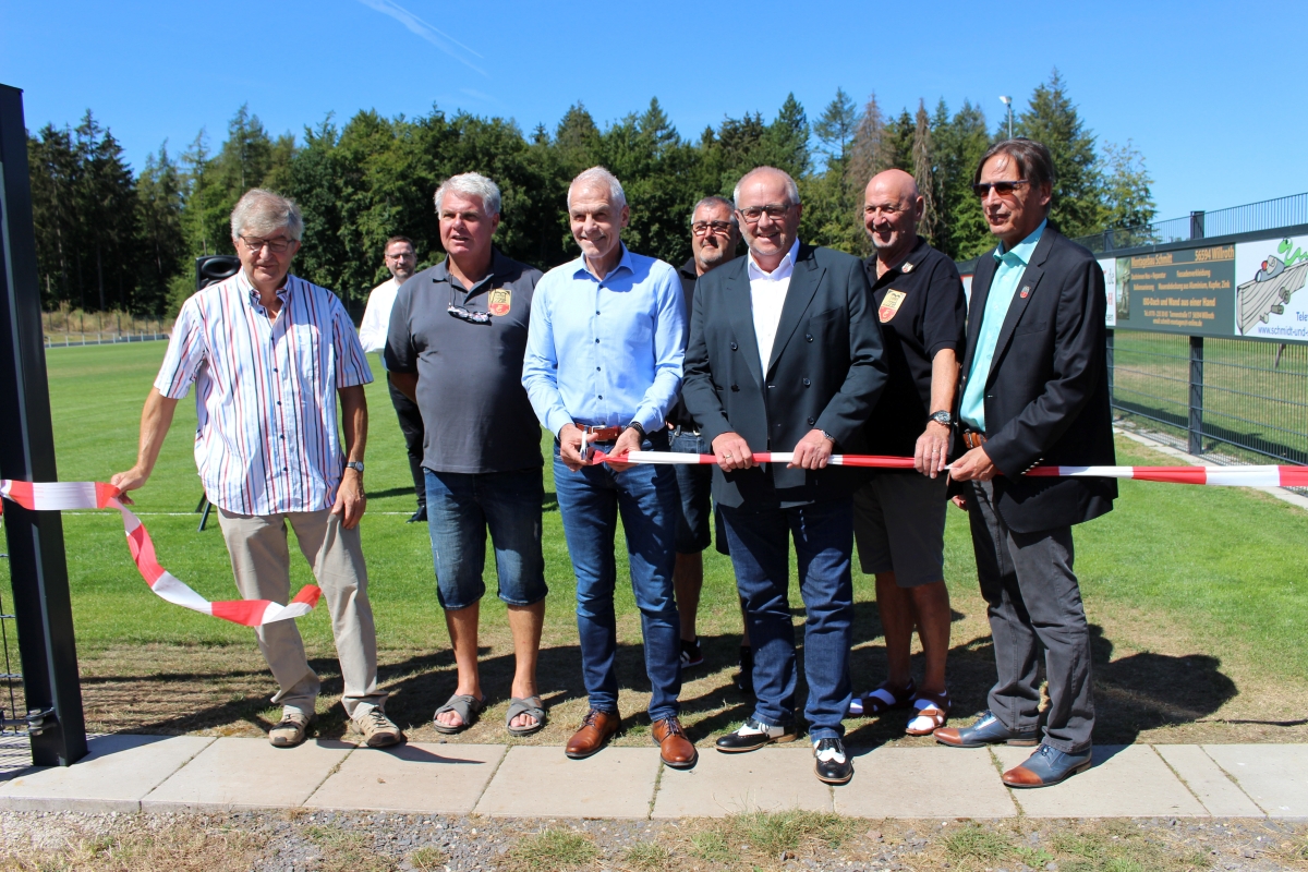 Von links: Wolfgang Hrter (Fuballverband), Bernd Kambeck (Vorsitz FC Willroth), Brgermeister Fred Jngerich, Ulrich Tro, Landrat Dr. Peter Enders, Richard Schmitt (ehemaliger Ortsbrgermeister) und Ortsbrgermeister Wilfried Schiefer (Foto: Verbandsgemeindeverwaltung)