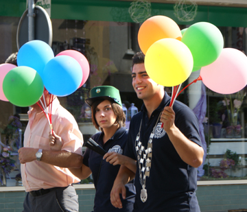 Das Knigspaar des SV Wissen genoss den Luftballonumzug, der das Finale des Festes in Wissen einlutet. Fotos: Helga Wienand