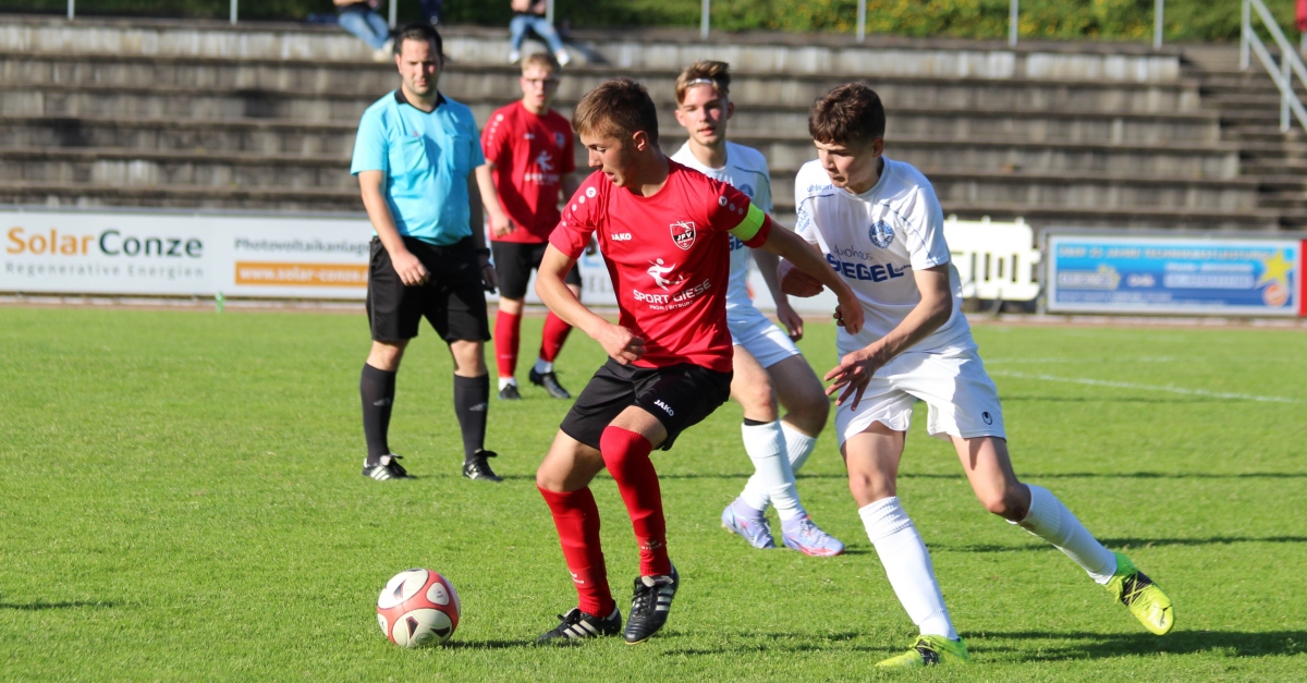 Gustav Baum im Zweikampf mit dem Bitburger Spielfhrer Niclas Gerten, im Hintergrund Romeo Raneck. (Foto: SG Wisserland)