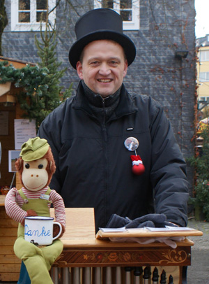 Harald Heidemann sorgt mit der Drehorgel am Nachmittag fr eine gemtliche Stimmung. Foto: Archiv AK-Kurier