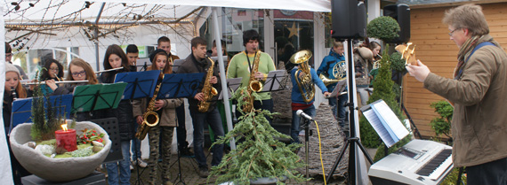 Die jungen Musikerinnen und Musiker der Marion-Dnhoff Realschule plus stimmten auf das vorweihnachtliche Geschehen in Wissen ein. Fotos: Helga Wienand-Schmidt