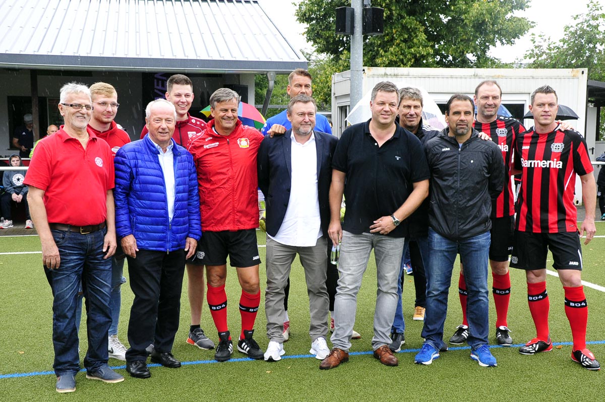 Fred Tullius(links), Rudolf Bellersheim (3.v.l.), Dirk Dreher (4.v.l.) und Marco Schtz (5.v.l.), in der Mitte hinten Lars Leese, und Ulf Kirsten (6.v.l) (Fotos: KK)
