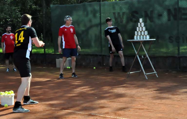 Der neue Vorsatnd der WSN-Tennisabteilung: (von links) Edwin Sprenger, Harald Glimm, Heiko Jngerich, Denis Berleth, Uwe Jungbluth, Jrgen Plumacher, Daniel Mller, Bodo Nchel, Michael Mller und Manfred Saynisch. (Foto: Verein) 