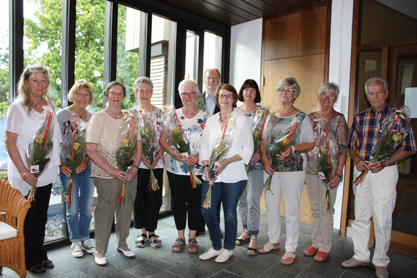 Eine Rose als Zeichen des Dankes und Anerkennung fr ihr langjhriges Engagement erhielten ehrenamtliche Hospizbegleiter des Neuwieder Hospizvereins und Ambulanten Hospizes. Foto: (Christ)