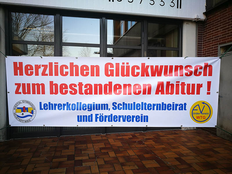 Der Elternbeirat organisierte zur berraschung der Abiturient/innen ein Glckwunsch-Banner, um sie am Tag der Zeugnisbergabe wenigstens mit etwas Feierlichkeit in Empfang zu nehmen. Fotos: privat