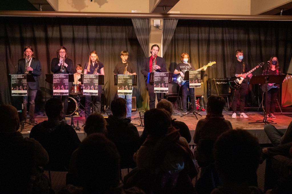 Die Schulband "PHOENIX BAND" tritt zusammen mit der Schweizer Souljazz-Band "ROOT AREA" auf. (Foto: privat)