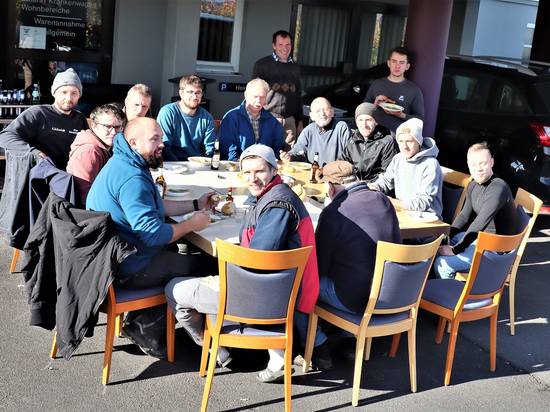 Gemeinsam mit dem Sportverein Horbach ruft der Frderverein jhrlich zum Arbeitseinsatz "Aktion Whlmaus" auf, bei dem zahlreiche Fuballer jeder Generation teilnehmen und sich anschlieend Eintopf und Bier schmecken lieen. (Fotoquelle: Frderverein fr das IL-Haus Horbach) 