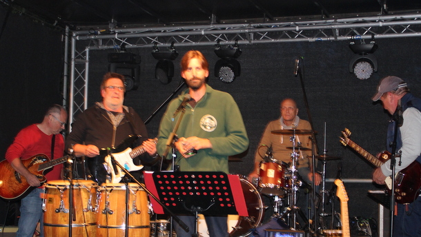 Jungschtzenmeister Simon Wunderlich (Mitte) moderierte die Geburtstagsparty. (Foto: Verein)