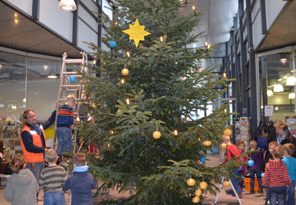 Kinder schmckten Weihnachtsbume